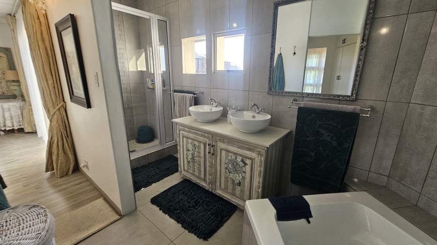 3 Bedroom Property for Sale in Wavecrest Eastern Cape